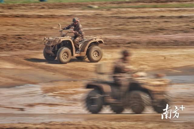 多型地面武器装备进行精彩的动态表演。 多型地面武器装备进行精彩的动态表演。