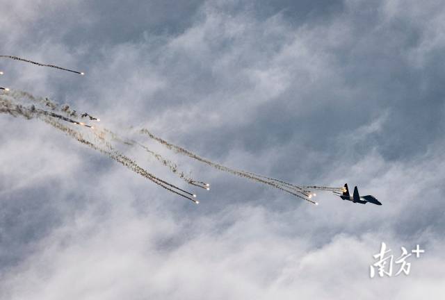 歼-16战斗机进行发射干扰弹表演。 歼-16战斗机进行发射干扰弹表演。