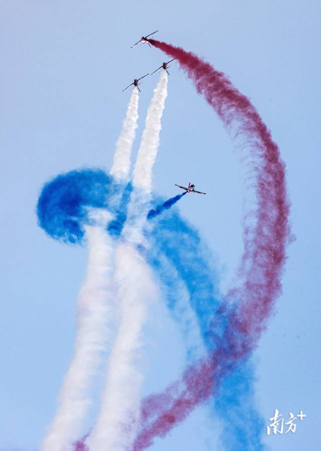 “红鹰”飞行表演队进行一系列特技飞行表演。 “红鹰”飞行表演队进行一系列特技飞行表演。