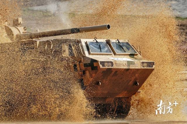 多型地面武器装备进行精彩的动态表演。 多型地面武器装备进行精彩的动态表演。