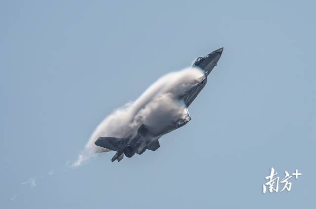 飞行中的歼-20战斗机。 飞行中的歼-20战斗机。