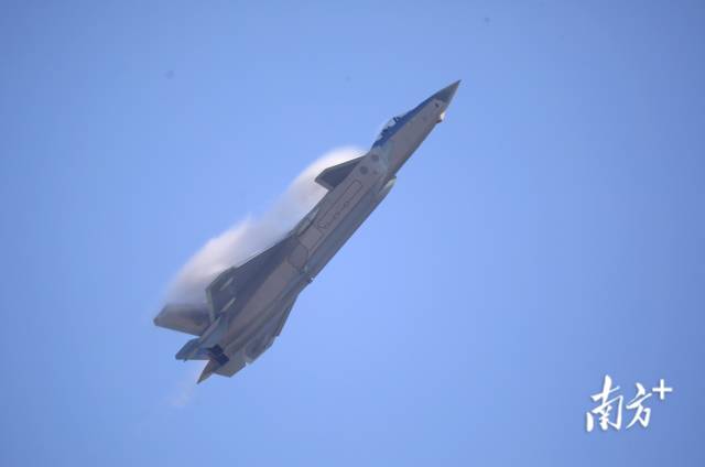 高速飞行中的歼-20战机,背部出现雾状水蒸气。 南方+ 关铭荣 拍摄