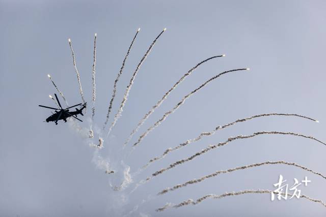 陆军直-10武装直升机空中发射干扰弹。 陆军直-10武装直升机空中发射干扰弹。