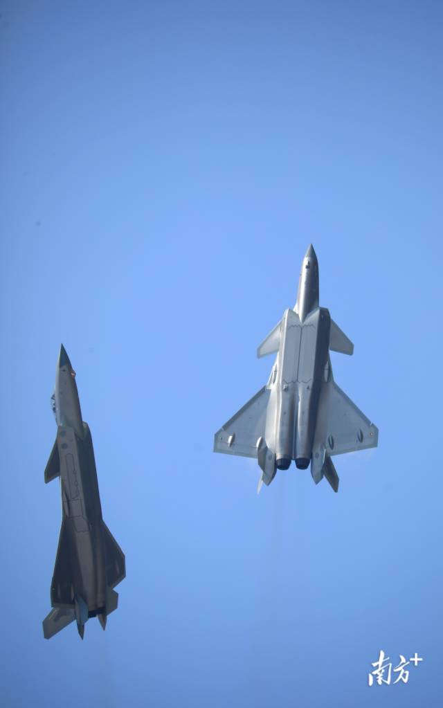 两架歼-20战机表演精彩飞行动作。 南方+ 关铭荣 拍摄