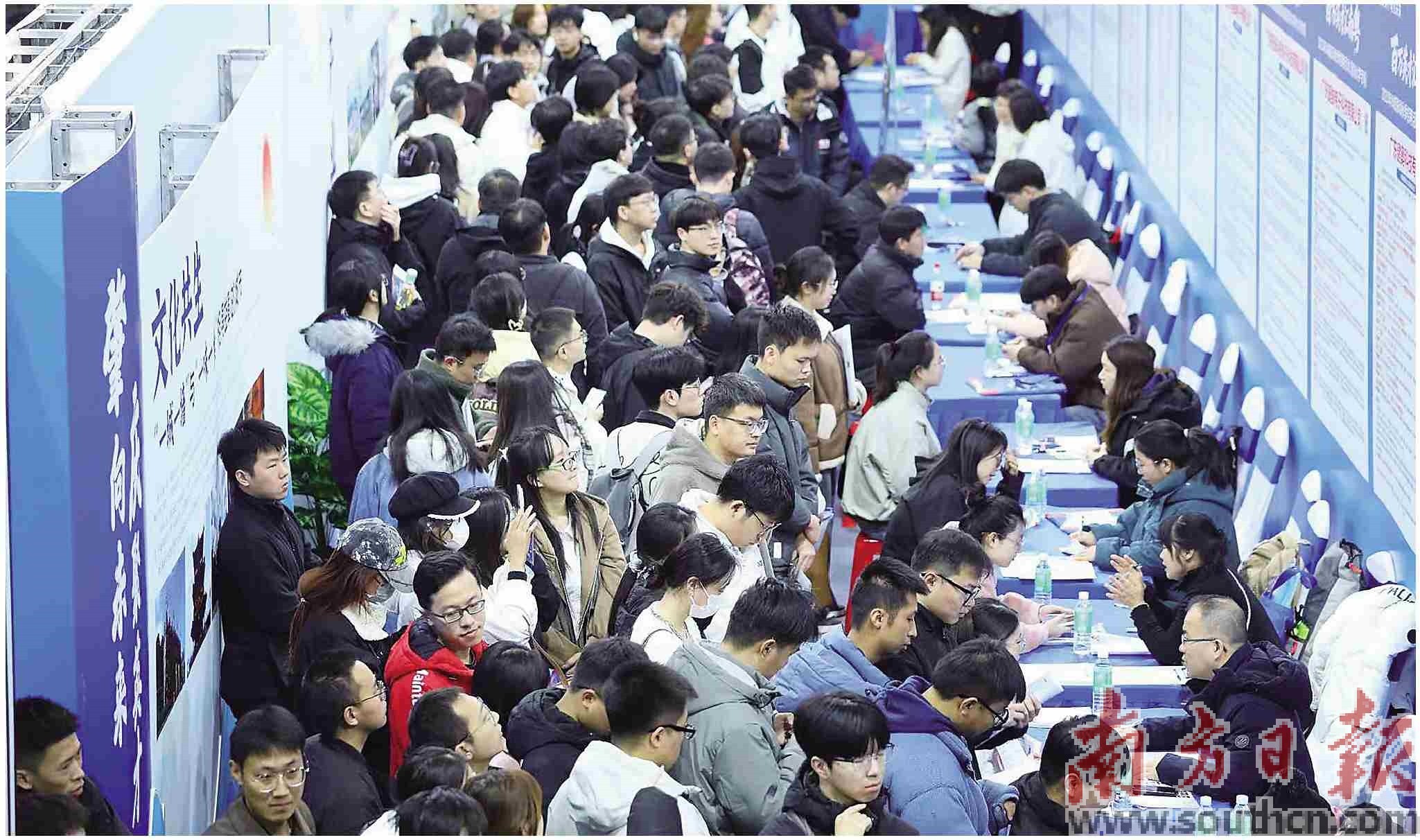 吉林大学招聘会现场人潮涌动。南方日报记者 刘宇恒 摄