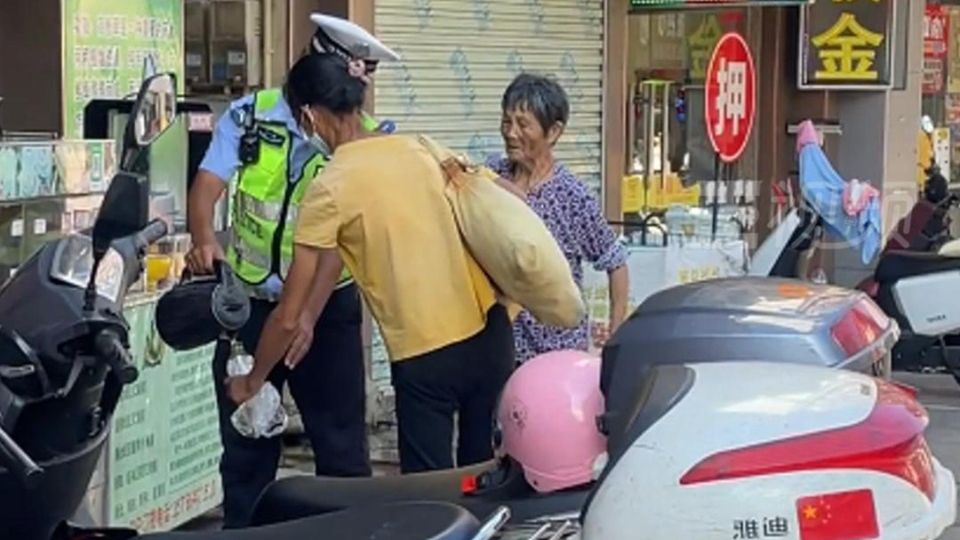 广东辅警暖心举动被群众记录，网友：他不是只好一两天，是好了好多年丨暖心画