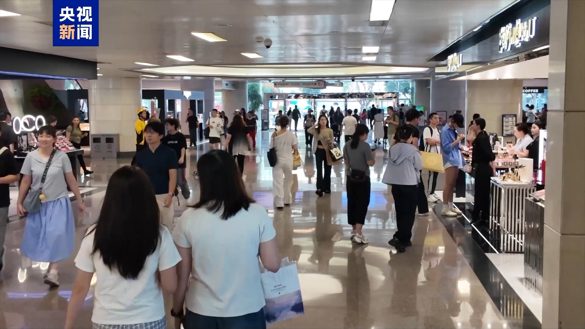 截至10月19日17时,已有超15.7万名境外采购商线下参会。 截至10月19日17时,已有超15.7万名境外采购商线下参会。
