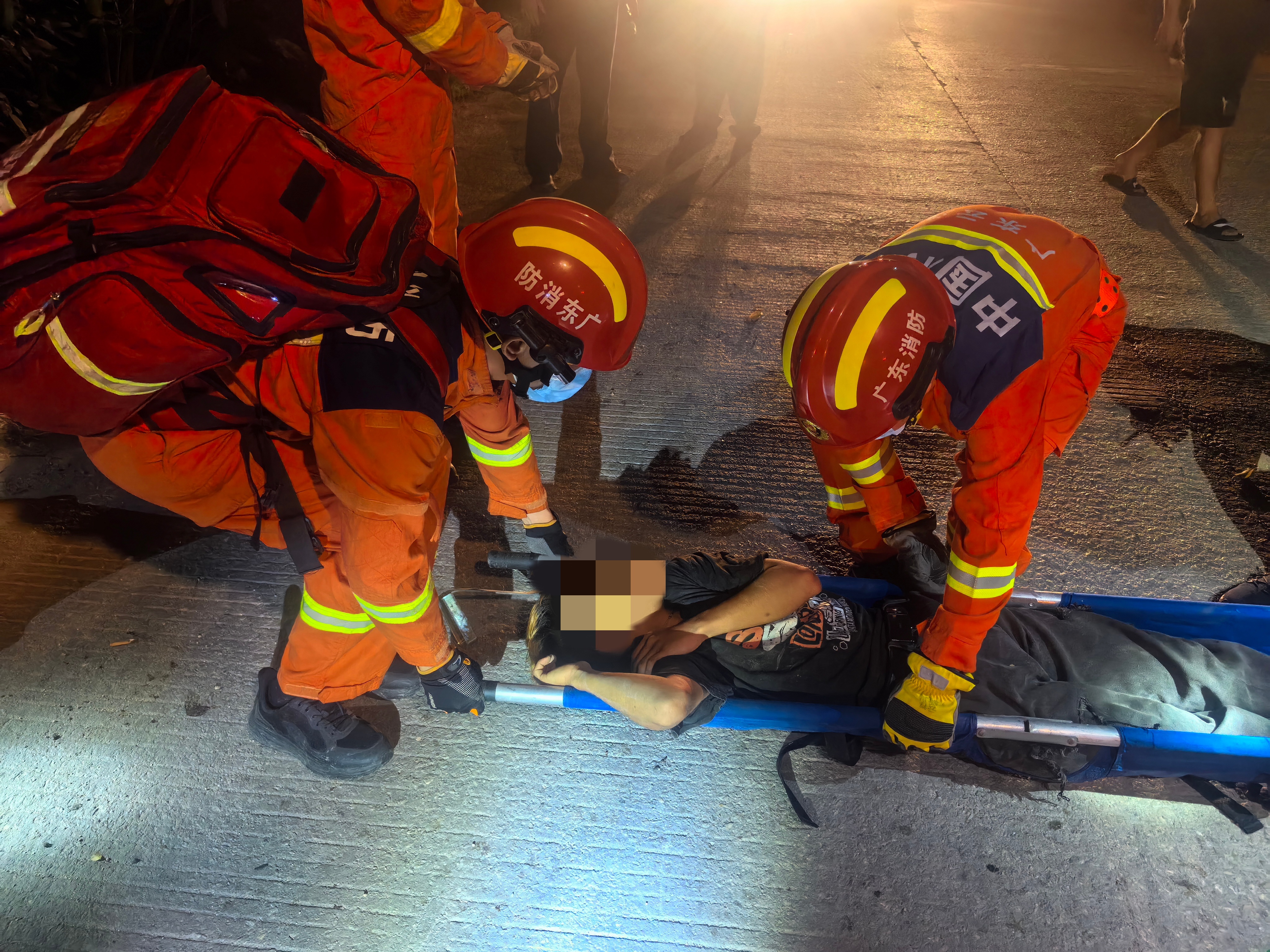 车辆侧翻人员被困 新兴消防紧急救援