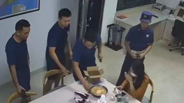 女子晕倒在消防站被救 网友：晕也要晕在最信任的地方丨暖心画