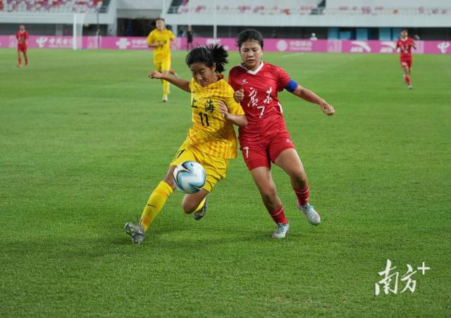 U16女足决赛，双方激烈拼抢。