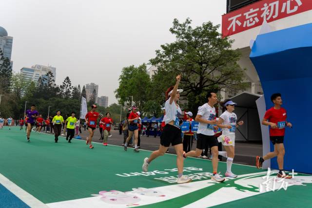 天体外围，“跑友”打卡全运会主赛场同款跑道。