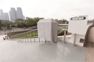 场馆增设了无障碍电梯等设施。