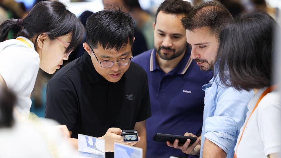 Globetrotting Chinese firms get help from polyglot AI