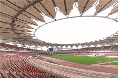 世纪莲体育中心内，施工人员对天篷索膜结构进行修缮。