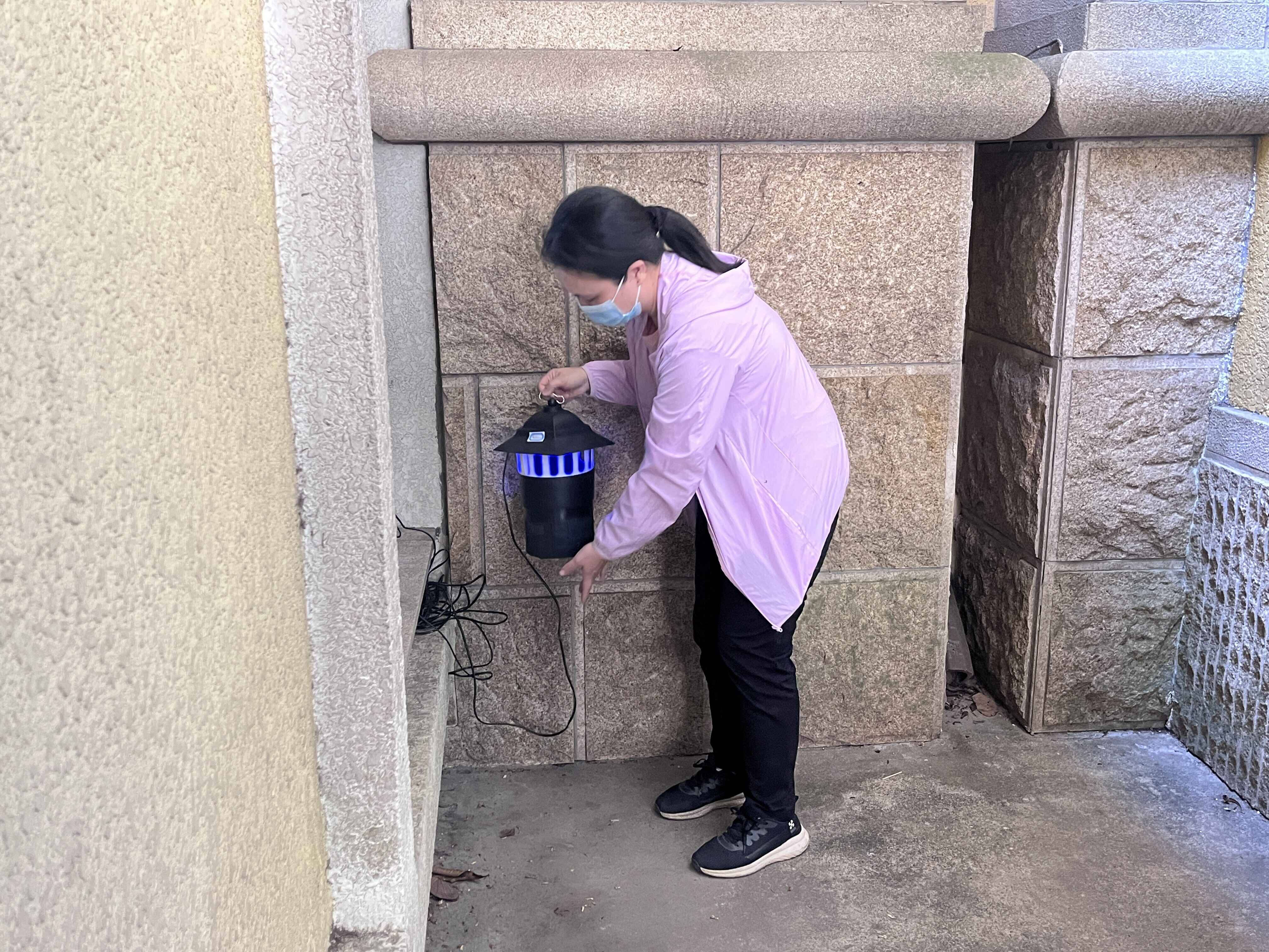 区疾控中心工作人员放置诱蚊灯。