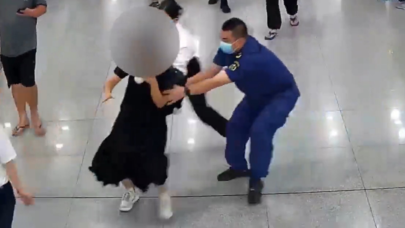 绑藏102台手机进境，见海关查验女子秒弃娃逃窜