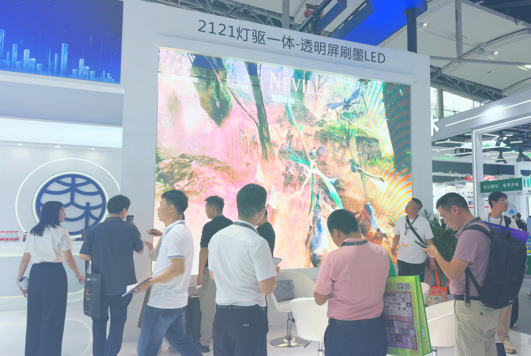 “木林森”灯驱合一透明显示产品。木林森供图