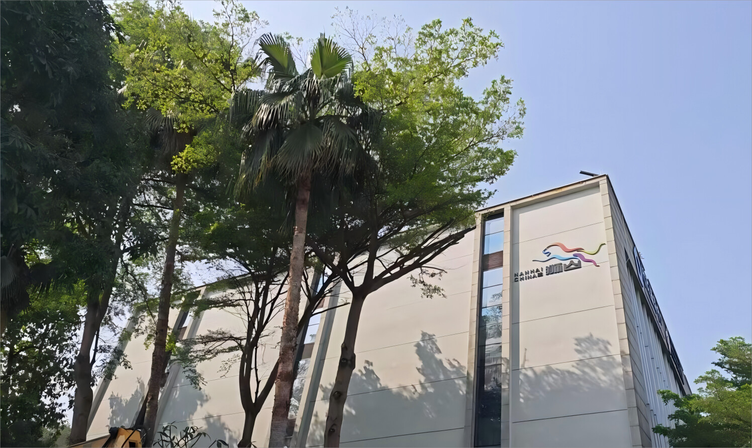 狮山镇行政服务中心南侧外墙立体绿化新增狮山logo。通讯员供图