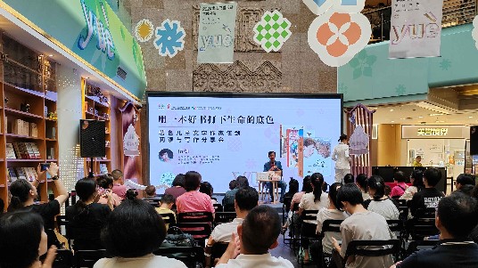 儿童文学作家伍剑携新书《外婆的私房菜》亮相南国书香节