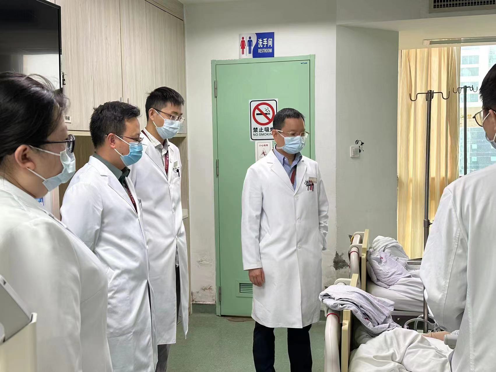程超在病房查房。通讯员供图