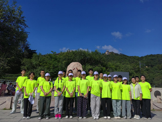 研学期间，20名喀什学子到八达岭长城，了解祖国的大好河山和灿烂文明。雷木果 摄