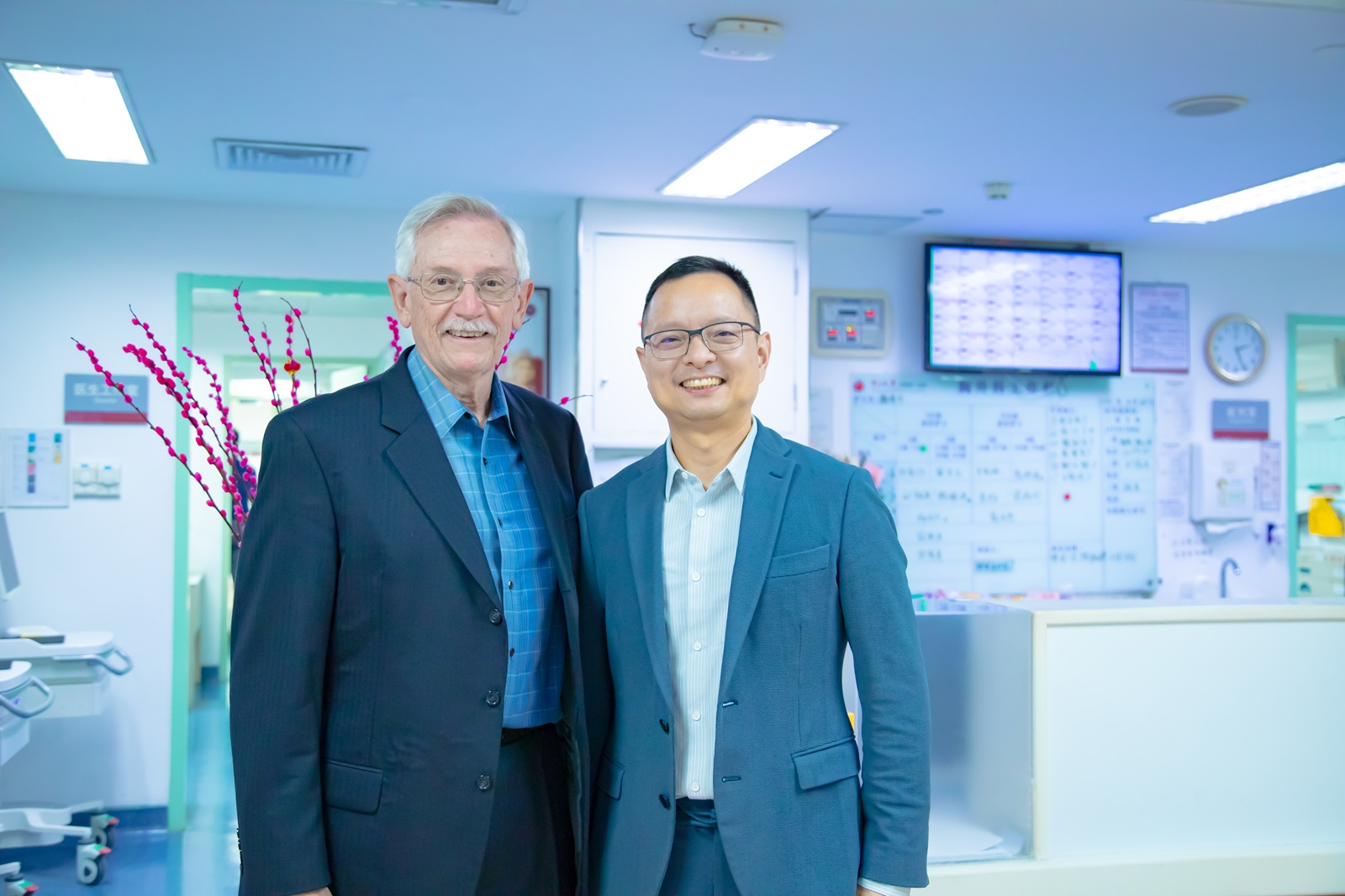 程超和国际肺癌研究协会（IASLC）前任主席交流。通讯员供图