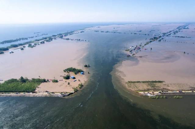 这是7月6日在湖南省岳阳市华容县团洲垸拍摄的洞庭湖大堤决堤现场（无人机照片）。新华社记者 陈思汗 摄