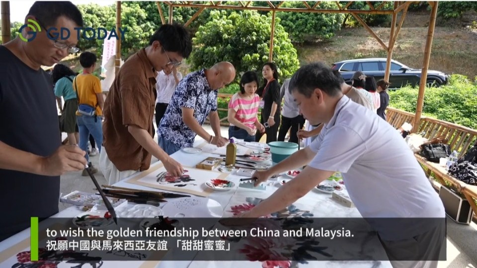 Guangdong painters sketched lychees in hope for enduring friendship between China and Malaysia