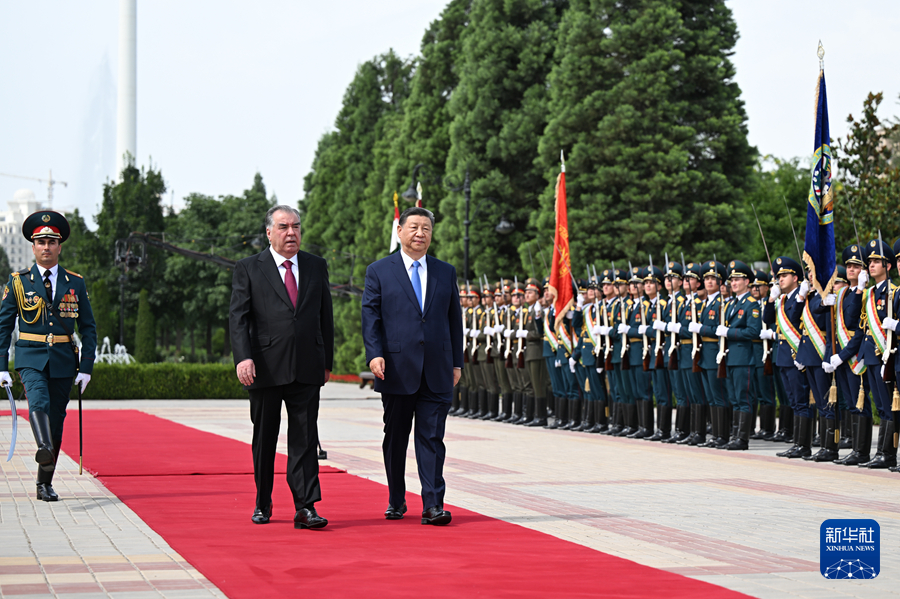 　　当地时间7月5日下午，国家主席习近平同塔吉克斯坦总统拉赫蒙在杜尚别总统府举行会谈。拉赫蒙为习近平举行盛大隆重的欢迎仪式。这是习近平在拉赫蒙陪同下检阅仪仗队。新华社记者 谢环驰 摄