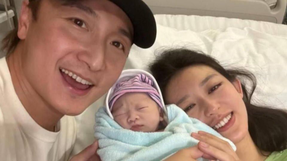 港星方力申喜得千金，帮忙剪脐带，透露妻子还想再生几个