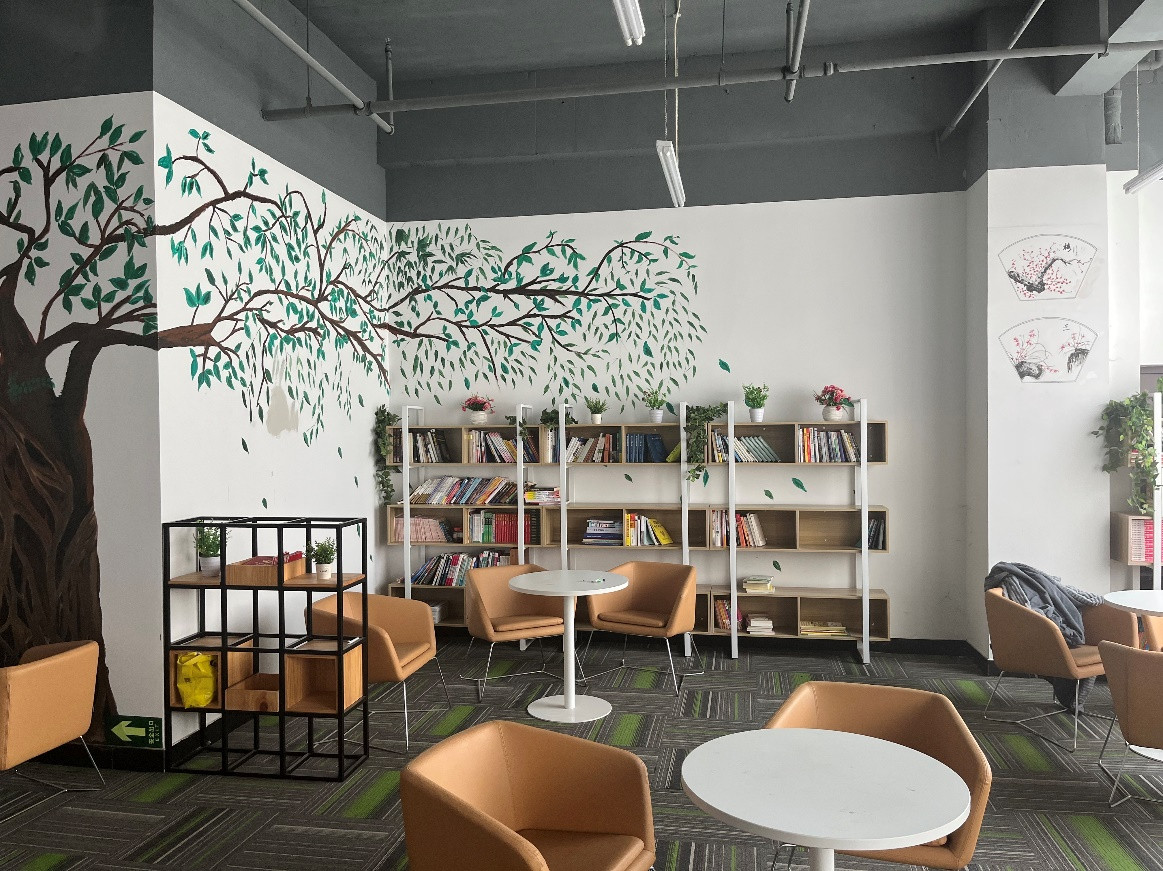 亚洲一号”园区宿舍,为一线员工打造了公共图书角