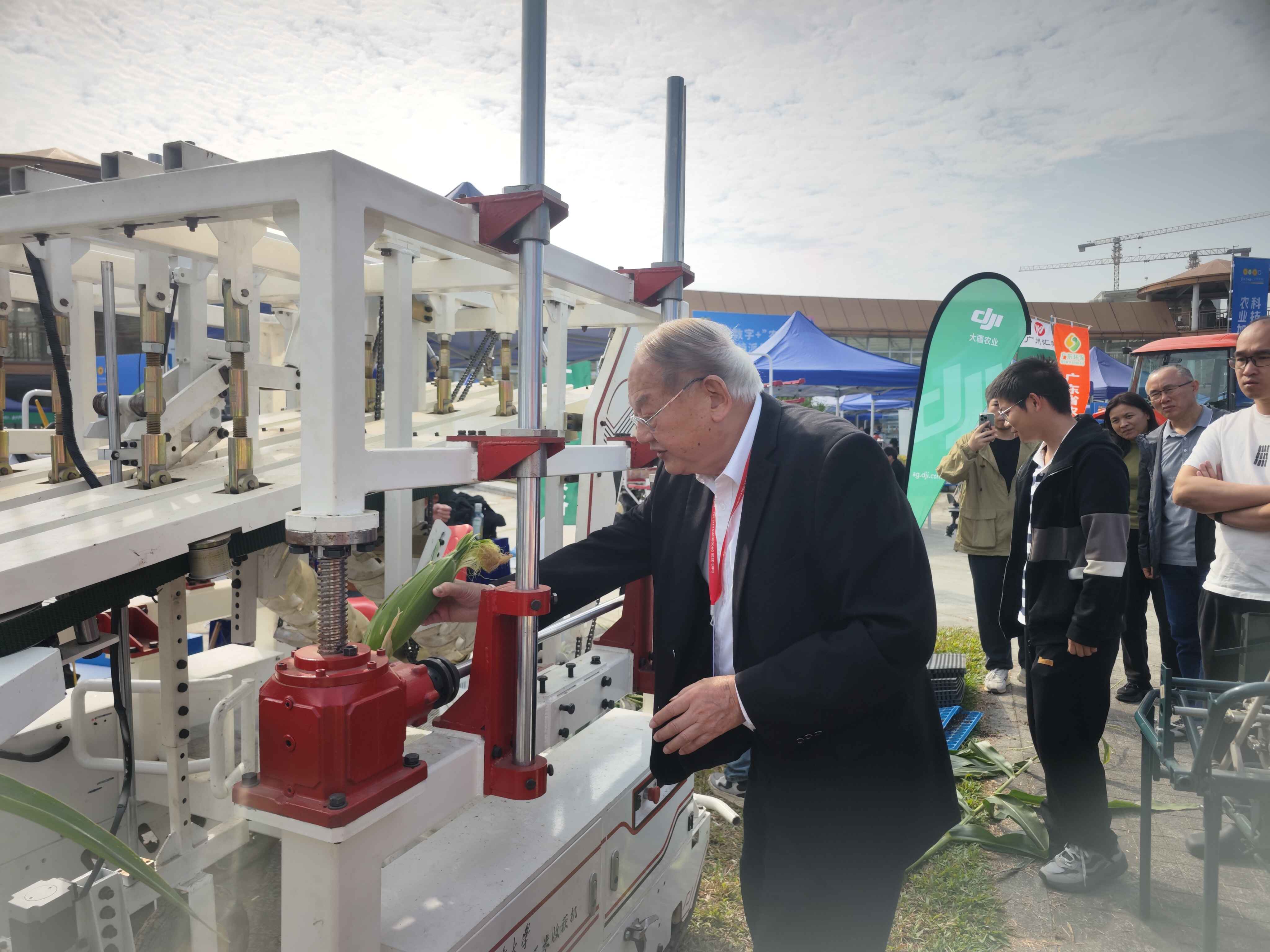 罗锡文院士演示“鲜食玉米收获机”