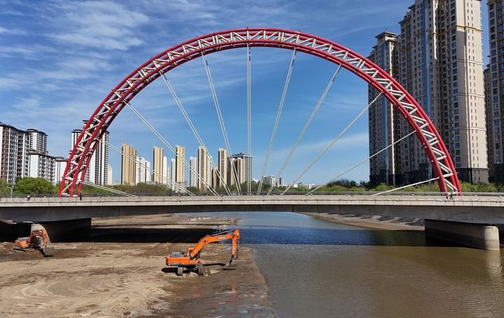 工人在河北省秦皇岛市大汤河防洪治理项目建设工地操作机械设备施工（2025年4月29日摄，无人机照片）。新华社记者 杨世尧 摄