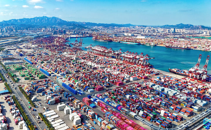 货轮在青岛自贸片区装卸货物（2025年11月5日摄，无人机照片）。新华社发（张进刚摄）