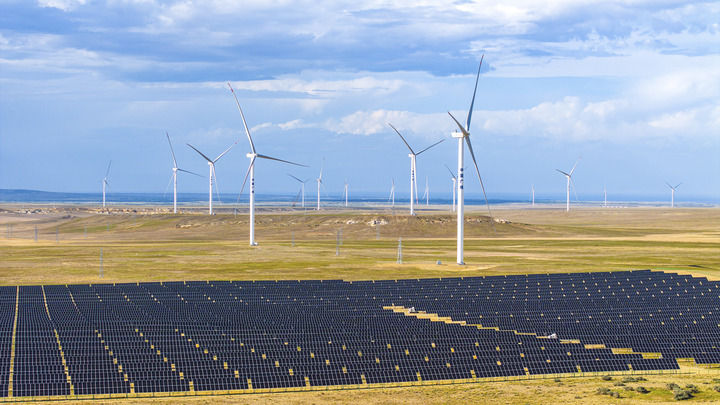 在新疆阿勒泰地区吉木乃县拍摄的50万千瓦时风电项目配套输电线路建设现场（2025年7月1日摄，无人机照片）。新华社发（努尔别克·努尔曼 摄）