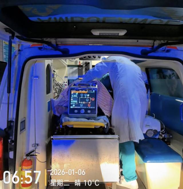 1月6日,小丽转往佛山市第一人民医院重症医学科继续救治,医护人员在做转运前准备。 1月6日,小丽转往佛山市第一人民医院重症医学科继续救治,医护人员在做转运前准备。