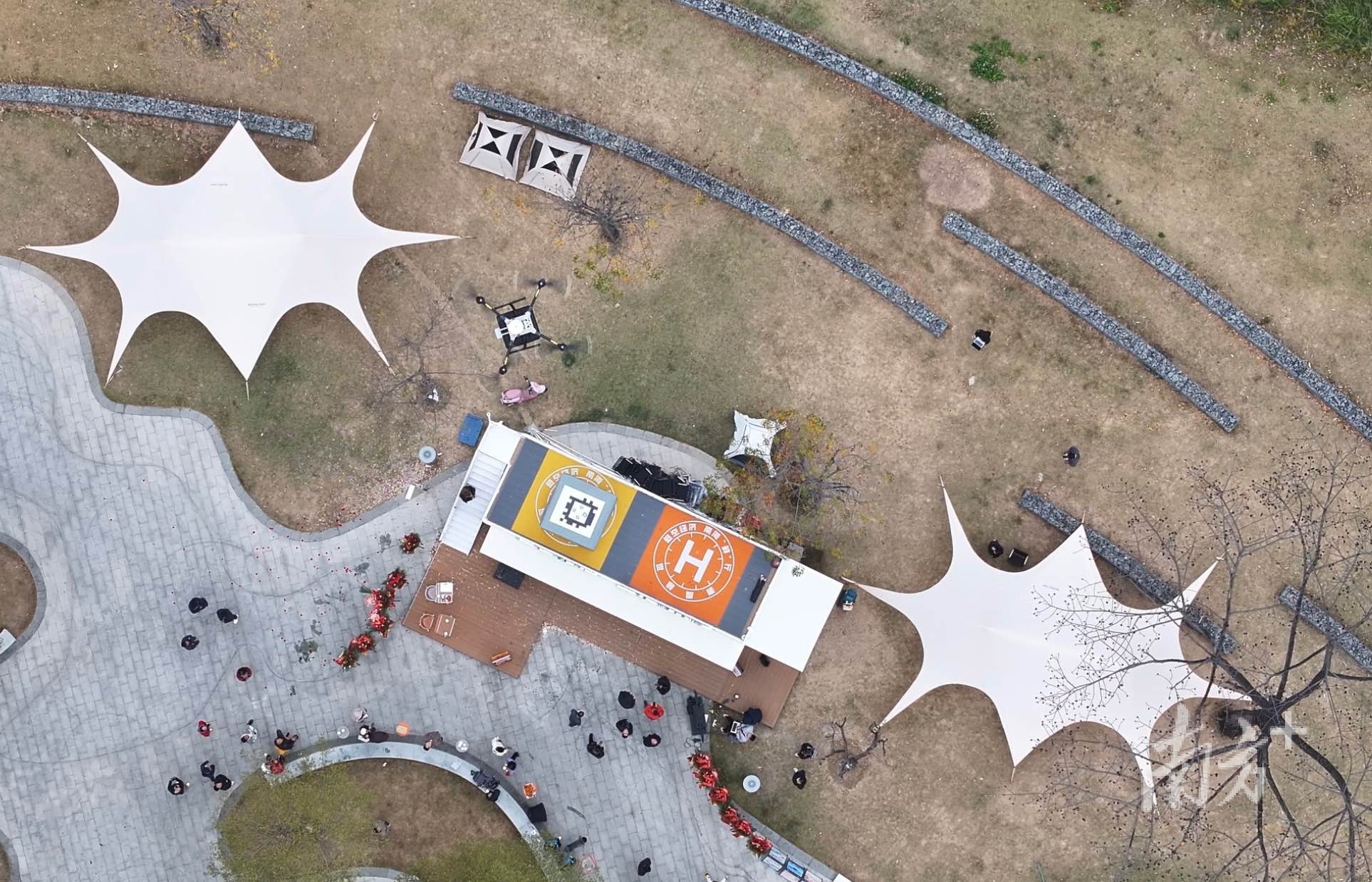 南海区率先在桂城半月岛湿地公园内部署低空物流枢纽。