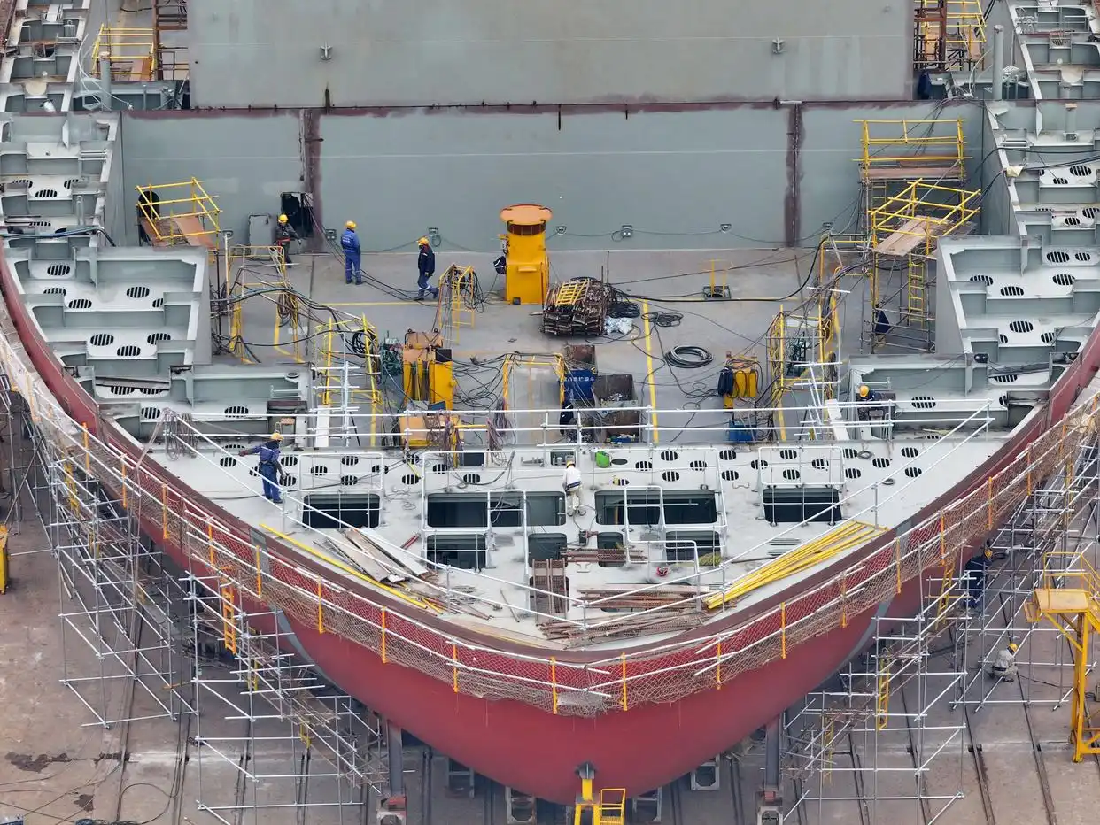 △2026年1月4日，在江苏南京一船厂内，工人们抓紧完成船舶制造订单。