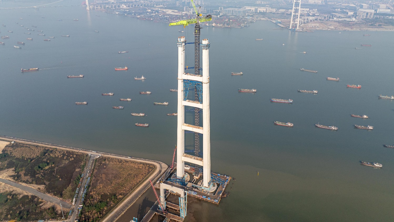 狮子洋通道主桥桥塔突破300米 计划4月封顶