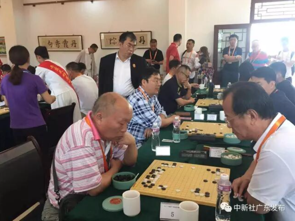 “丹霞杯”围棋城市邀请赛,聂卫平现场观战。图源:中新社