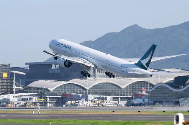 2024年11月28日，香港国际机场三跑道系统正式启用后，一架飞机从中跑道起飞。（朱炜 摄）