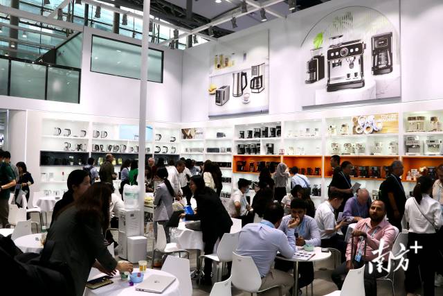 第135届广交会上,顺德多款自主品牌的咖啡机吸引众多客商前来体验、洽谈合作。白桦 摄 第135届广交会上,顺德多款自主品牌的咖啡机吸引众多客商前来体验、洽谈合作。白桦 摄