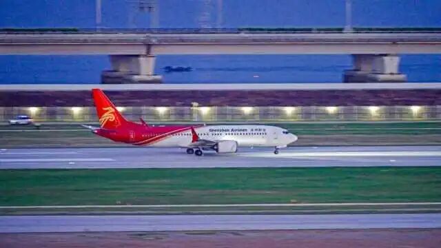 2025年8月26日,试飞飞机在深圳机场三跑道起降、滑行。(受访者供图)