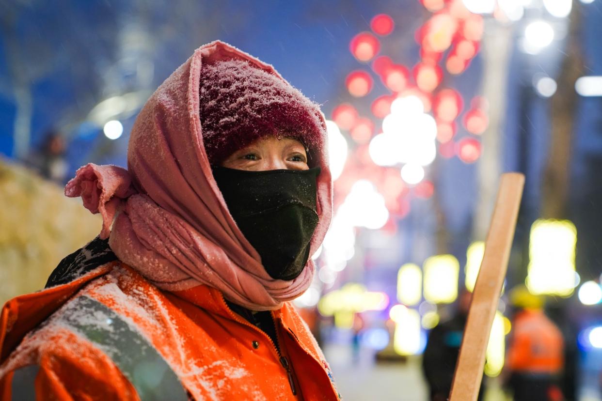 2026年1月9日,吉林省长春市朝阳区环卫工人进行清雪作业。(许畅/新华社记者)