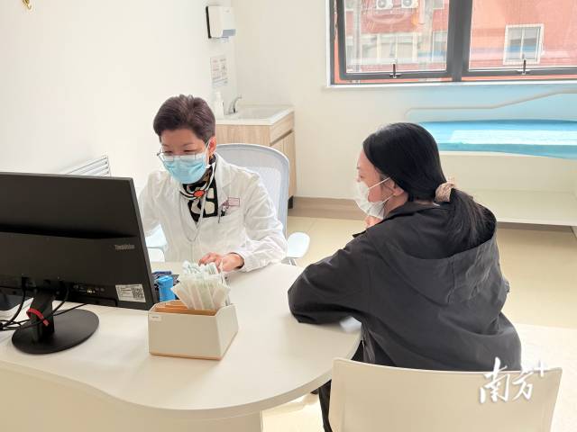 普通门诊“一次挂号管一次就医流程”就诊模式，已经在全市33家二级以上公立医院实施。图为江门市妇幼保健院诊室。