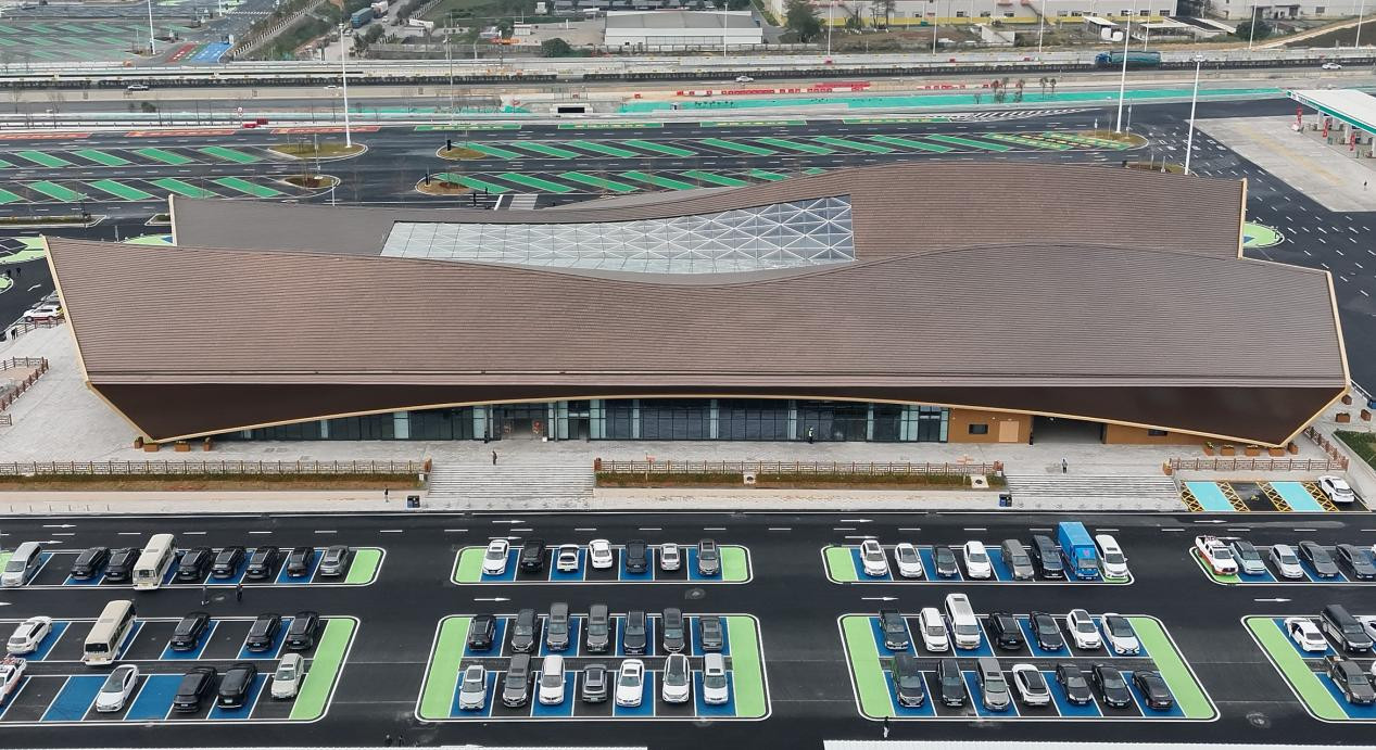 瓦窑岗服务区内充足的停车位