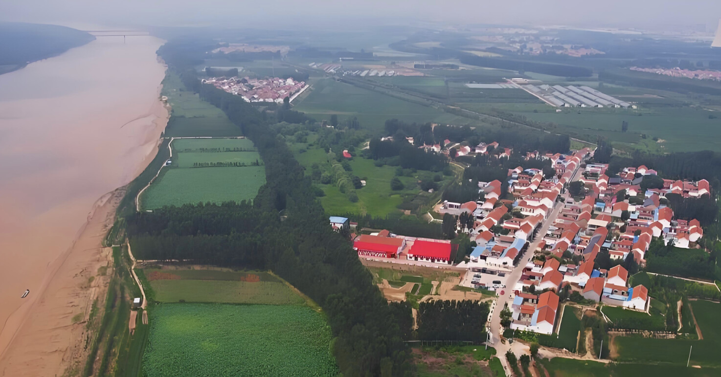 黄河边村庄，图文不相关