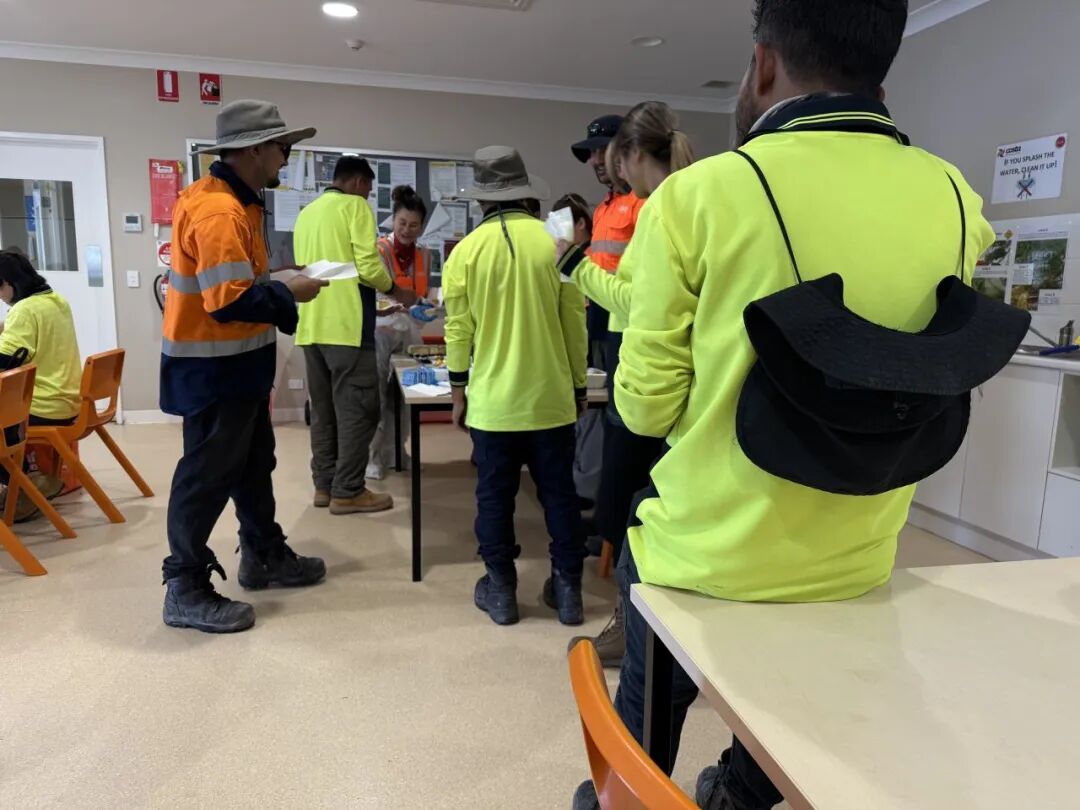 每周三上午,果园都会为包括潘青棠在内的采摘工准备免费的早茶。受访者供图。