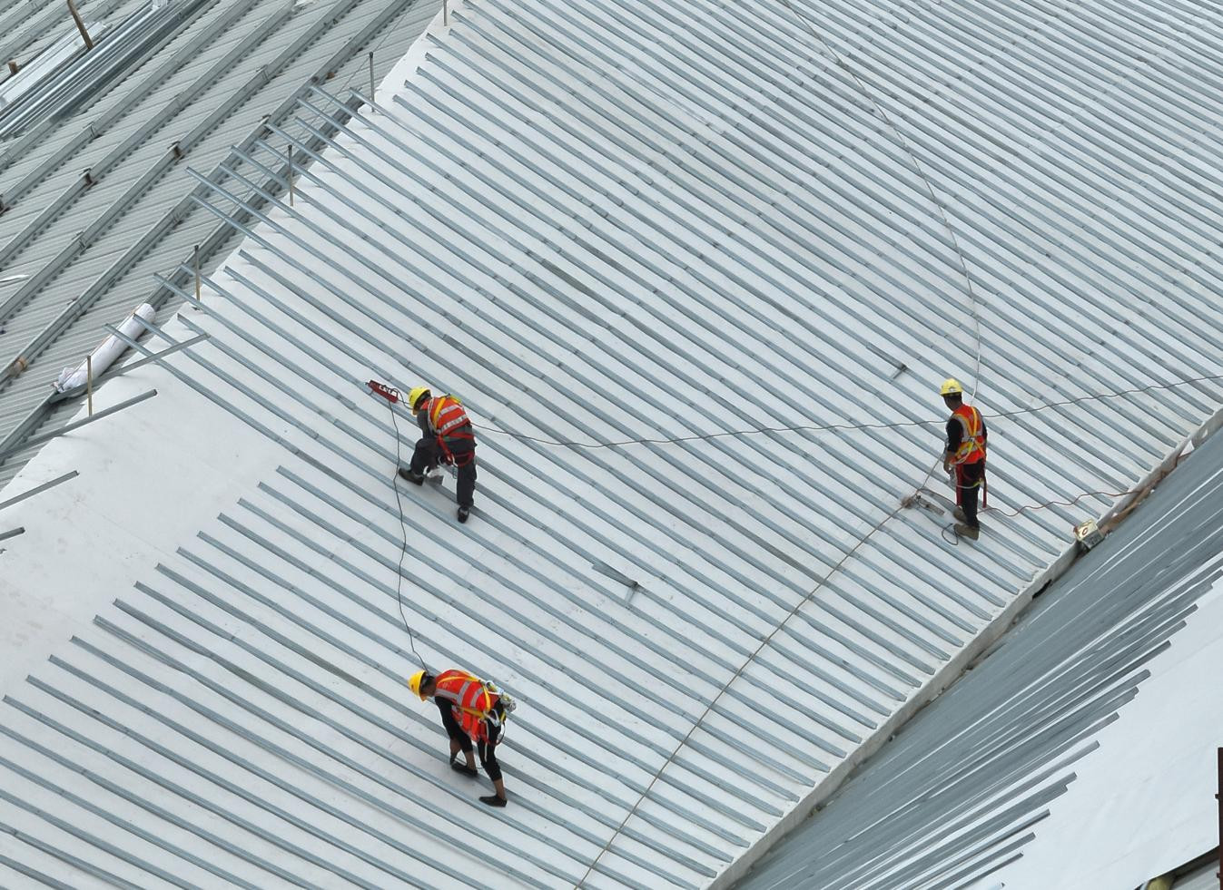 工人在服务区钢结构屋盖施工