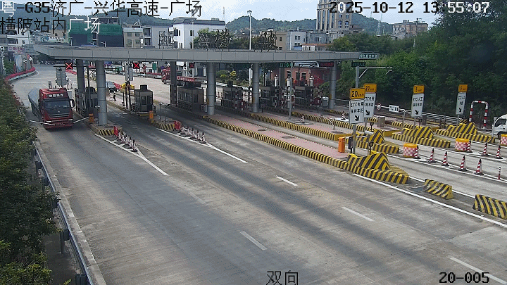 涉事货车在横陂收费站冲卡画面